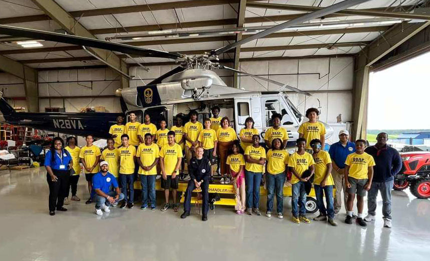 Niños frente al helicóptero